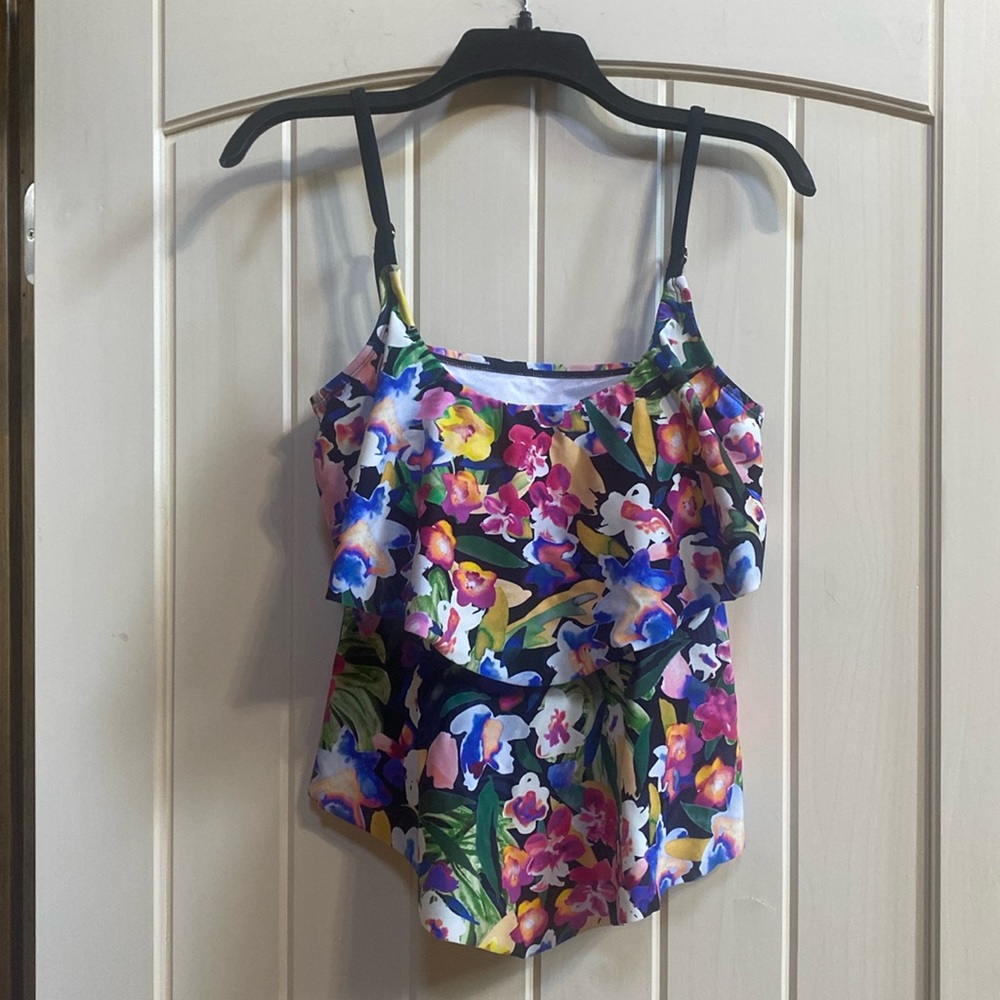 NWT Maxine of Hollywood tiered bathing suit top